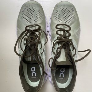 New size 9 (mens) size 10.5 (womens) On Cloud sneakers